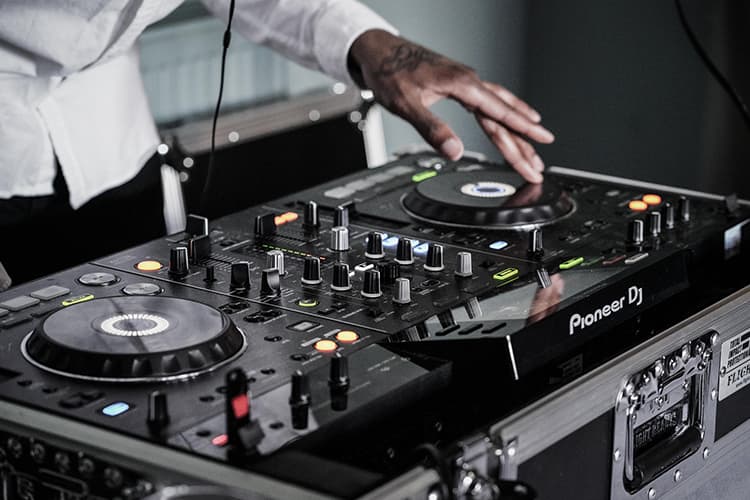 Your Complete Guide To Hiring A DJ For A Party
